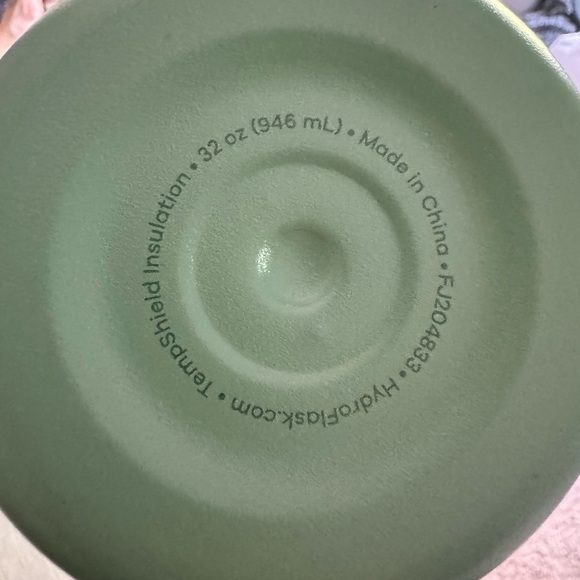 Hydro Flask Special EditionWater Bottle (plantain color) - Picture 5 of 5